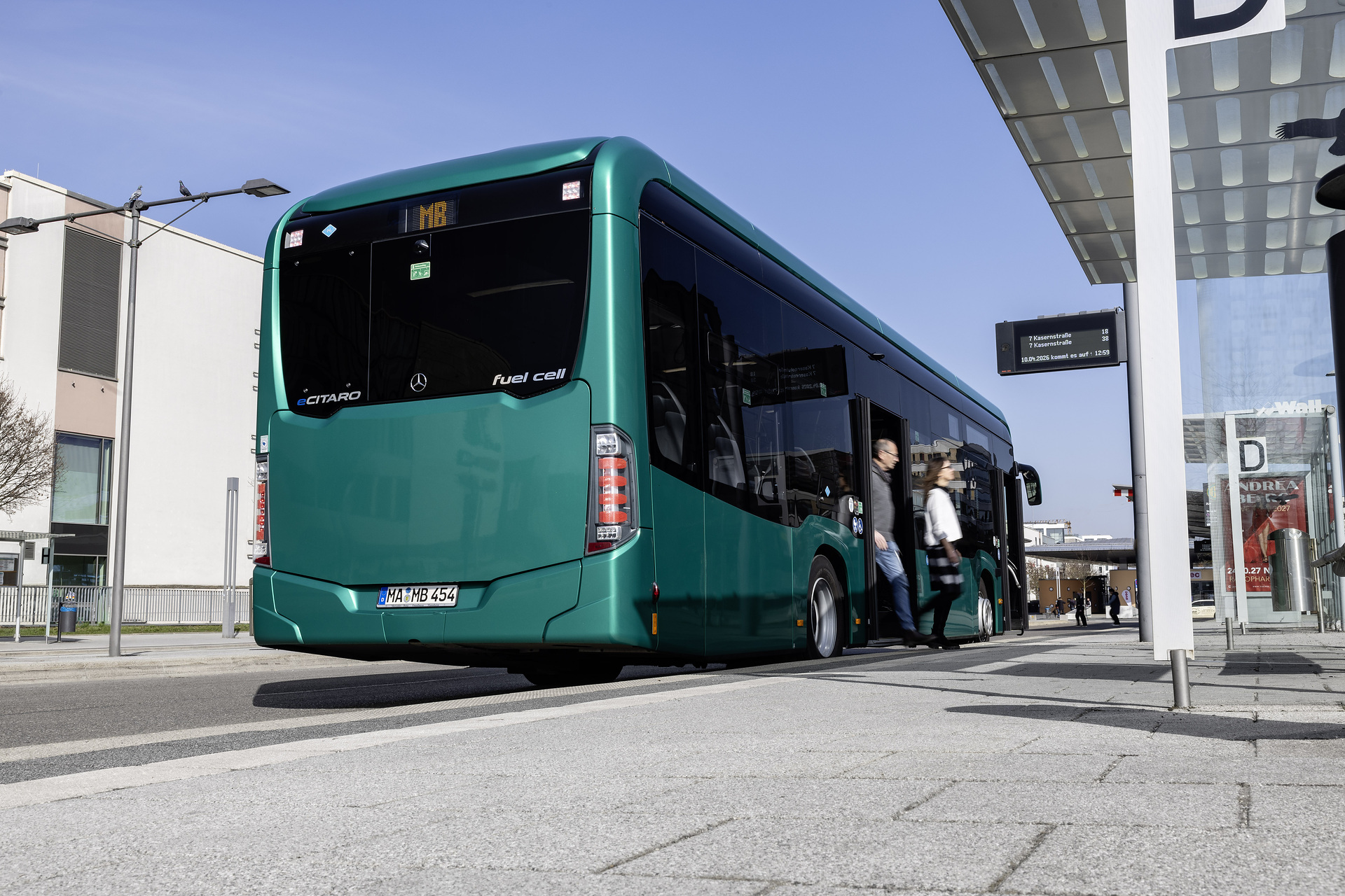 Maßstab für hohe Fahrgastkapazität und große Reichweite: Der vollelektrisch angetriebene Stadtbus eCitaro fuel cell von Mercedes--Benz mit Brennstoffzelle als Range Extender