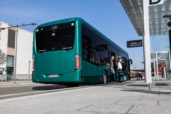 Maßstab für hohe Fahrgastkapazität und große Reichweite: Der vollelektrisch angetriebene Stadtbus eCitaro fuel cell von Mercedes--Benz mit Brennstoffzelle als Range Extender