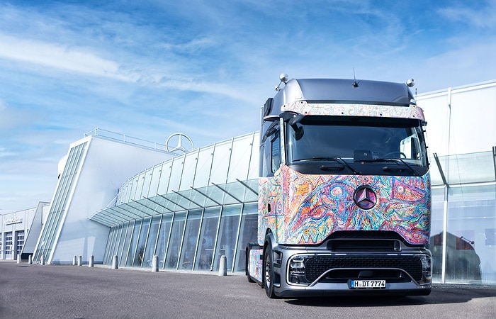 Rollende Leinwand: Art Edition des Actros L ProCabin