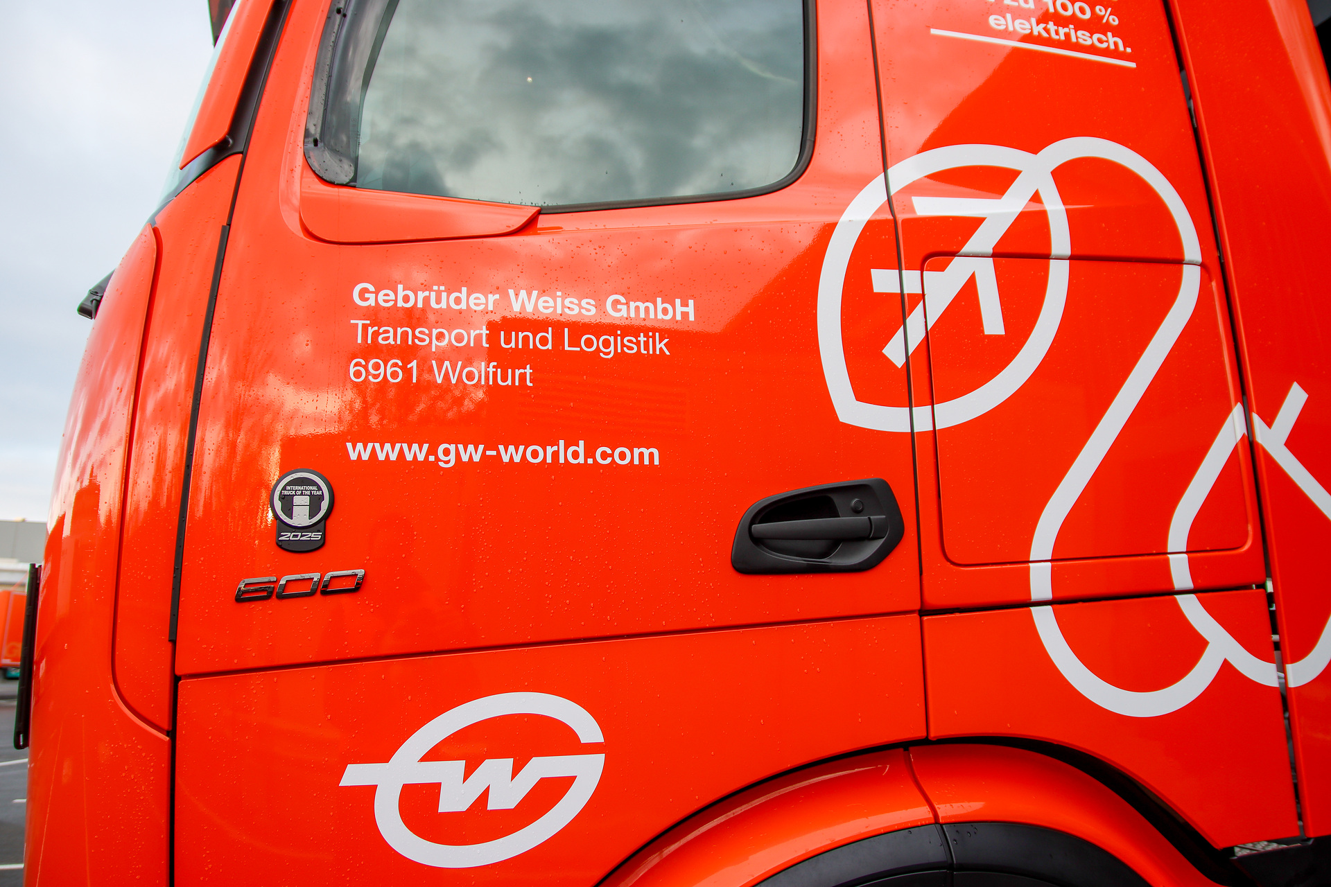 Elektrisch in die Zukunft: Gebrüder Weiss setzt mit 14 eActros 600 neue Maßstäbe im Schwerlastverkehr