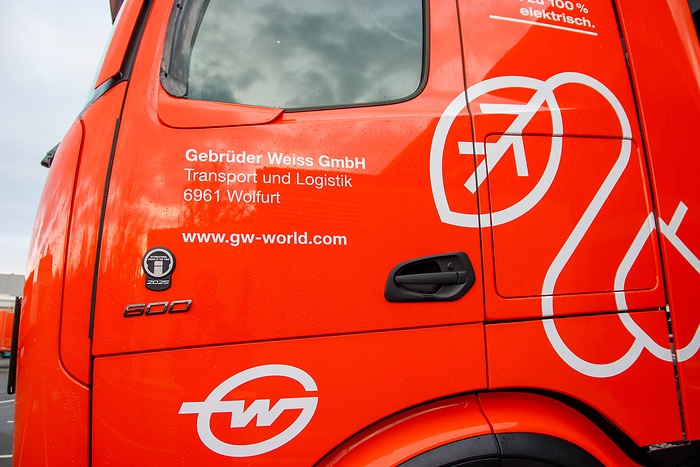 Elektrisch in die Zukunft: Gebrüder Weiss setzt mit 14 eActros 600 neue Maßstäbe im Schwerlastverkehr