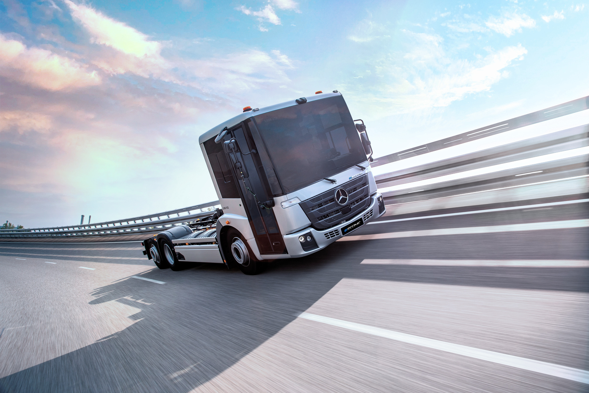 Innovative Lösungen für kommunale Aufgaben: Mercedes-Benz Trucks auf der IFAT 2026 mit Unimog, eEconic, eActros und einem Recycling-Konzeptfahrzeug