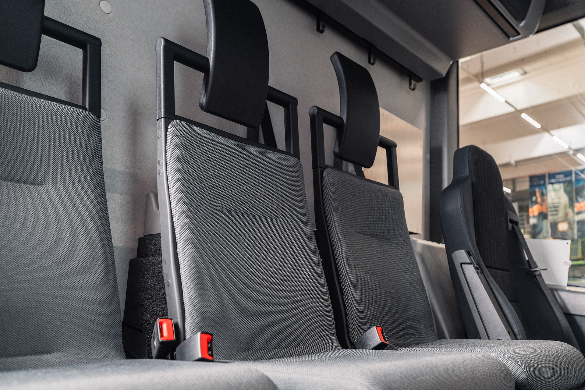 Zweispurig zur Kreislaufwirtschaft: Mercedes-Benz Trucks zeigt den reECONIC – ein batterieelektrisches Fahrzeug mit recycelten Materialien