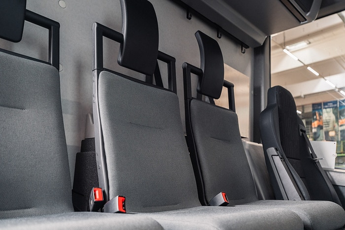 Zweispurig zur Kreislaufwirtschaft: Mercedes-Benz Trucks zeigt den reECONIC – ein batterieelektrisches Fahrzeug mit recycelten Materialien