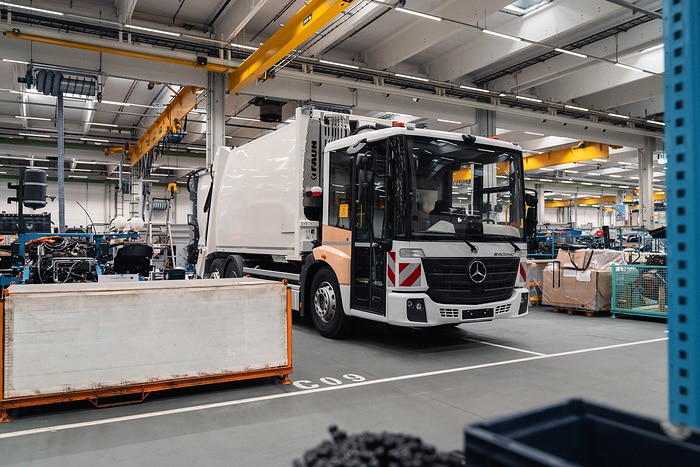 Zweispurig zur Kreislaufwirtschaft: Mercedes-Benz Trucks zeigt den reECONIC – ein batterieelektrisches Fahrzeug mit recycelten Materialien