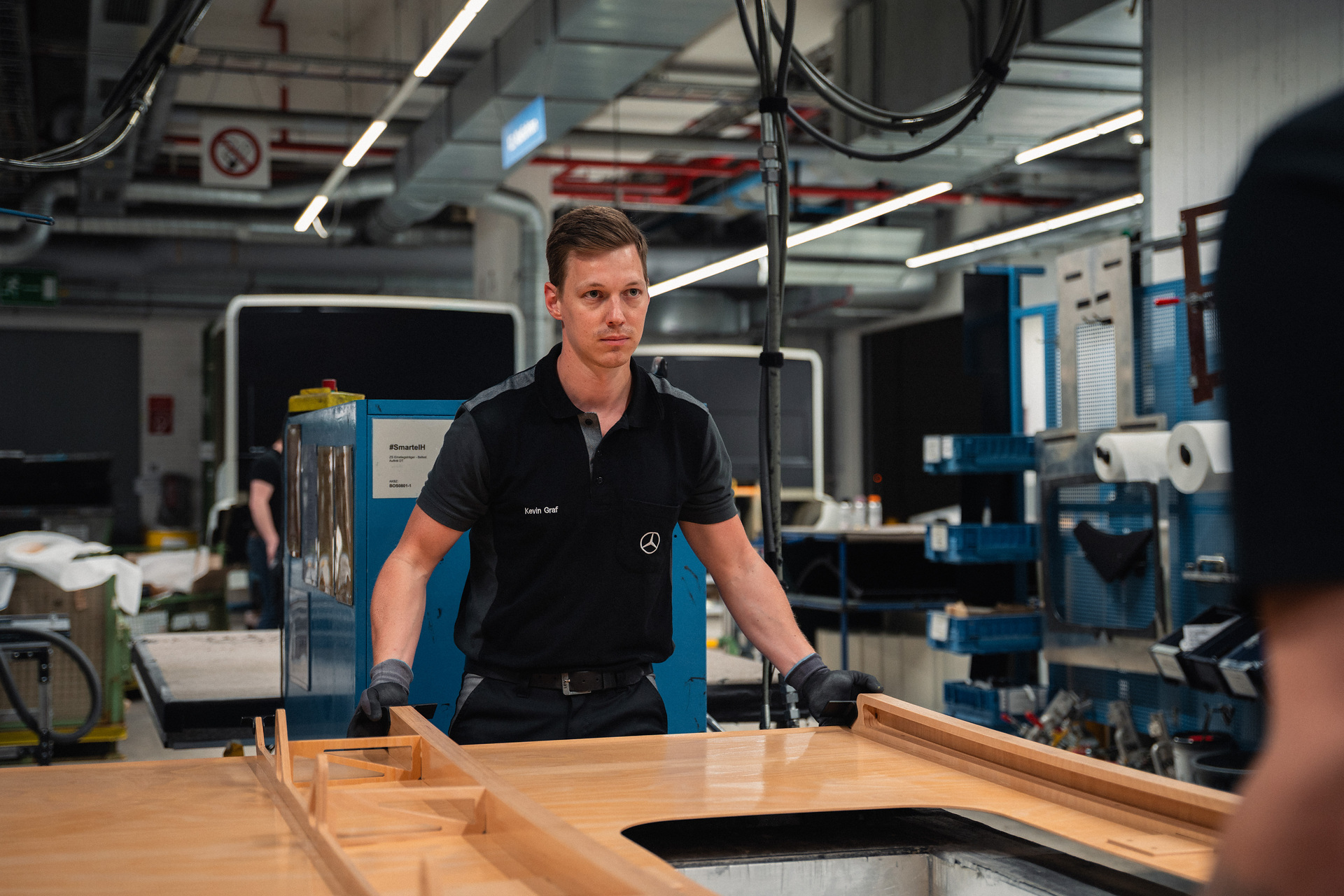 Zweispurig zur Kreislaufwirtschaft: Mercedes-Benz Trucks zeigt den reECONIC – ein batterieelektrisches Fahrzeug mit recycelten Materialien