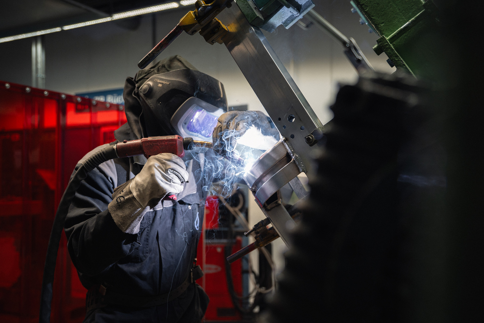 Zweispurig zur Kreislaufwirtschaft: Mercedes-Benz Trucks zeigt den reECONIC – ein batterieelektrisches Fahrzeug mit recycelten Materialien
