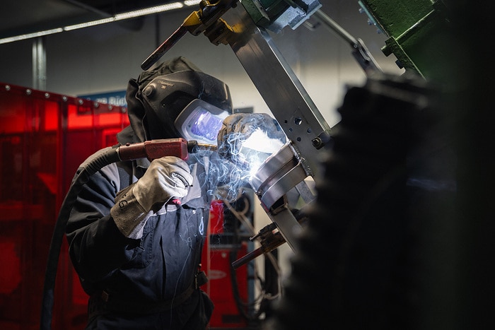 Zweispurig zur Kreislaufwirtschaft: Mercedes-Benz Trucks zeigt den reECONIC – ein batterieelektrisches Fahrzeug mit recycelten Materialien