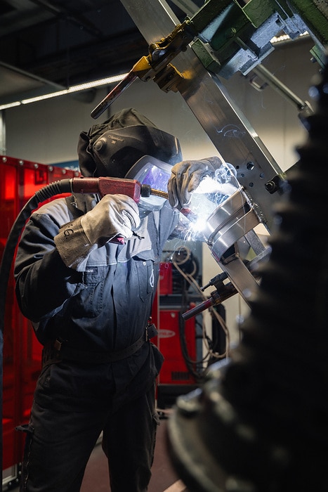 Zweispurig zur Kreislaufwirtschaft: Mercedes-Benz Trucks zeigt den reECONIC – ein batterieelektrisches Fahrzeug mit recycelten Materialien