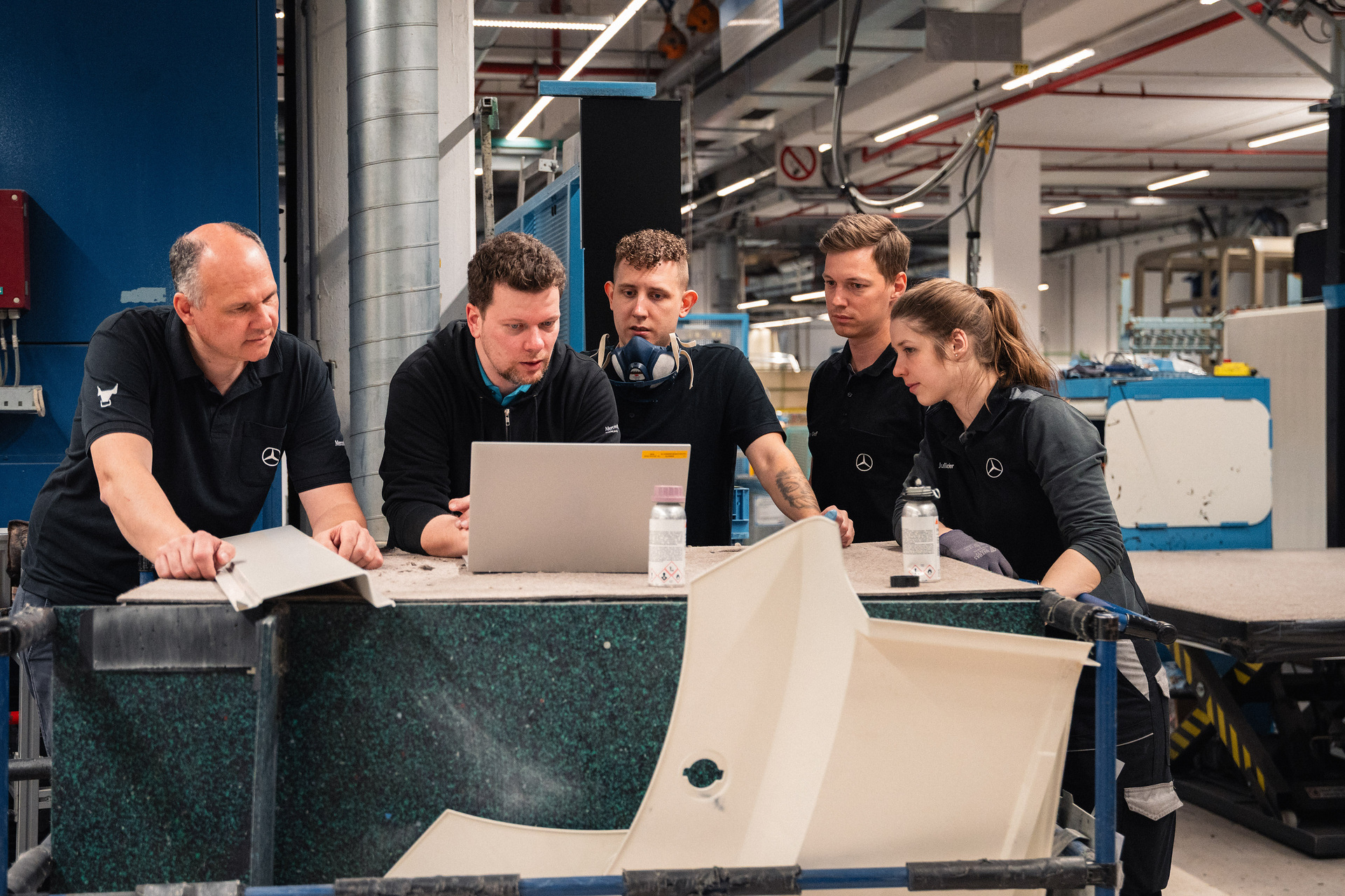 Zweispurig zur Kreislaufwirtschaft: Mercedes-Benz Trucks zeigt den reECONIC – ein batterieelektrisches Fahrzeug mit recycelten Materialien