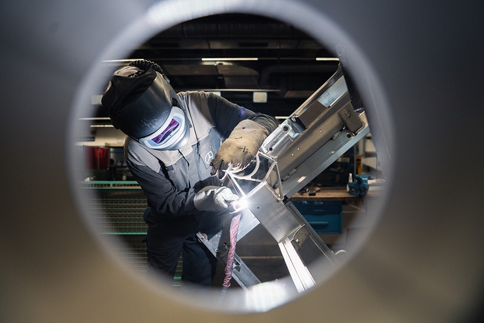 Zweispurig zur Kreislaufwirtschaft: Mercedes-Benz Trucks zeigt den reECONIC – ein batterieelektrisches Fahrzeug mit recycelten Materialien