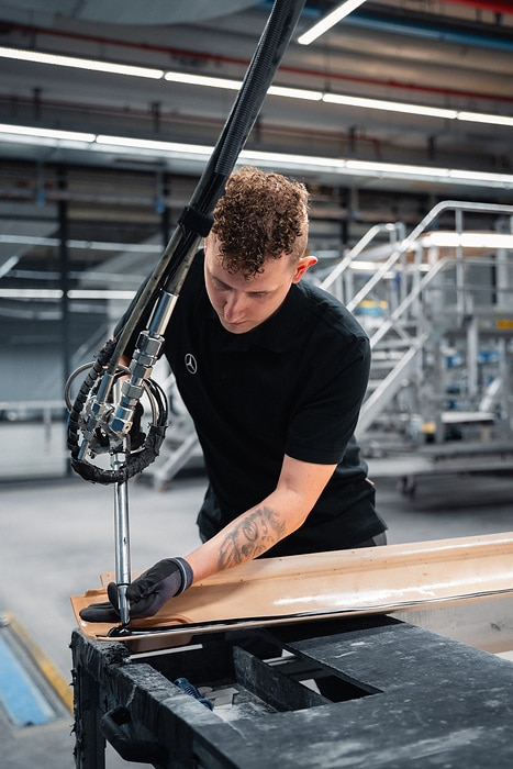 Zweispurig zur Kreislaufwirtschaft: Mercedes-Benz Trucks zeigt den reECONIC – ein batterieelektrisches Fahrzeug mit recycelten Materialien