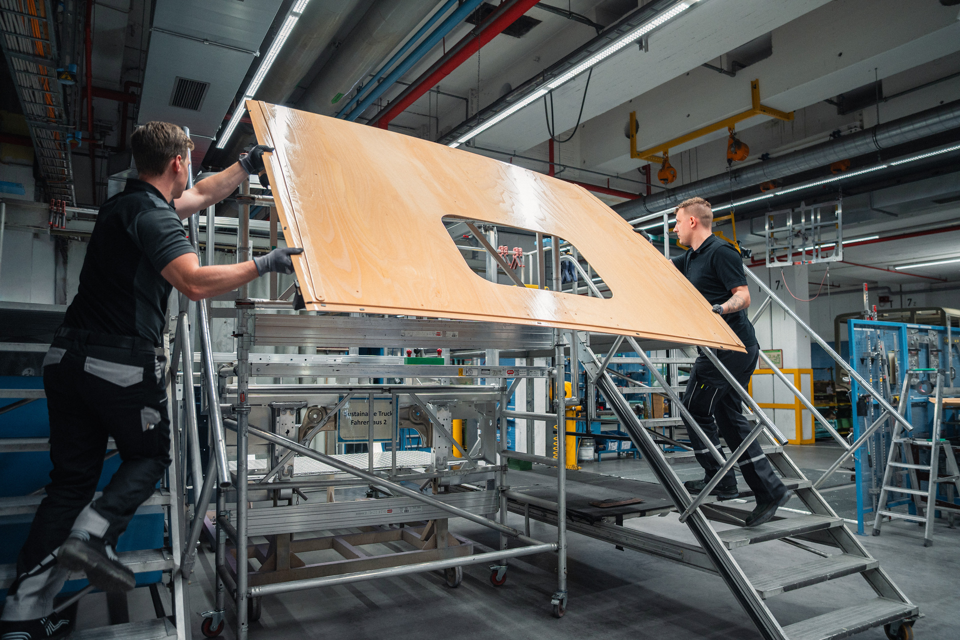 Zweispurig zur Kreislaufwirtschaft: Mercedes-Benz Trucks zeigt den reECONIC – ein batterieelektrisches Fahrzeug mit recycelten Materialien