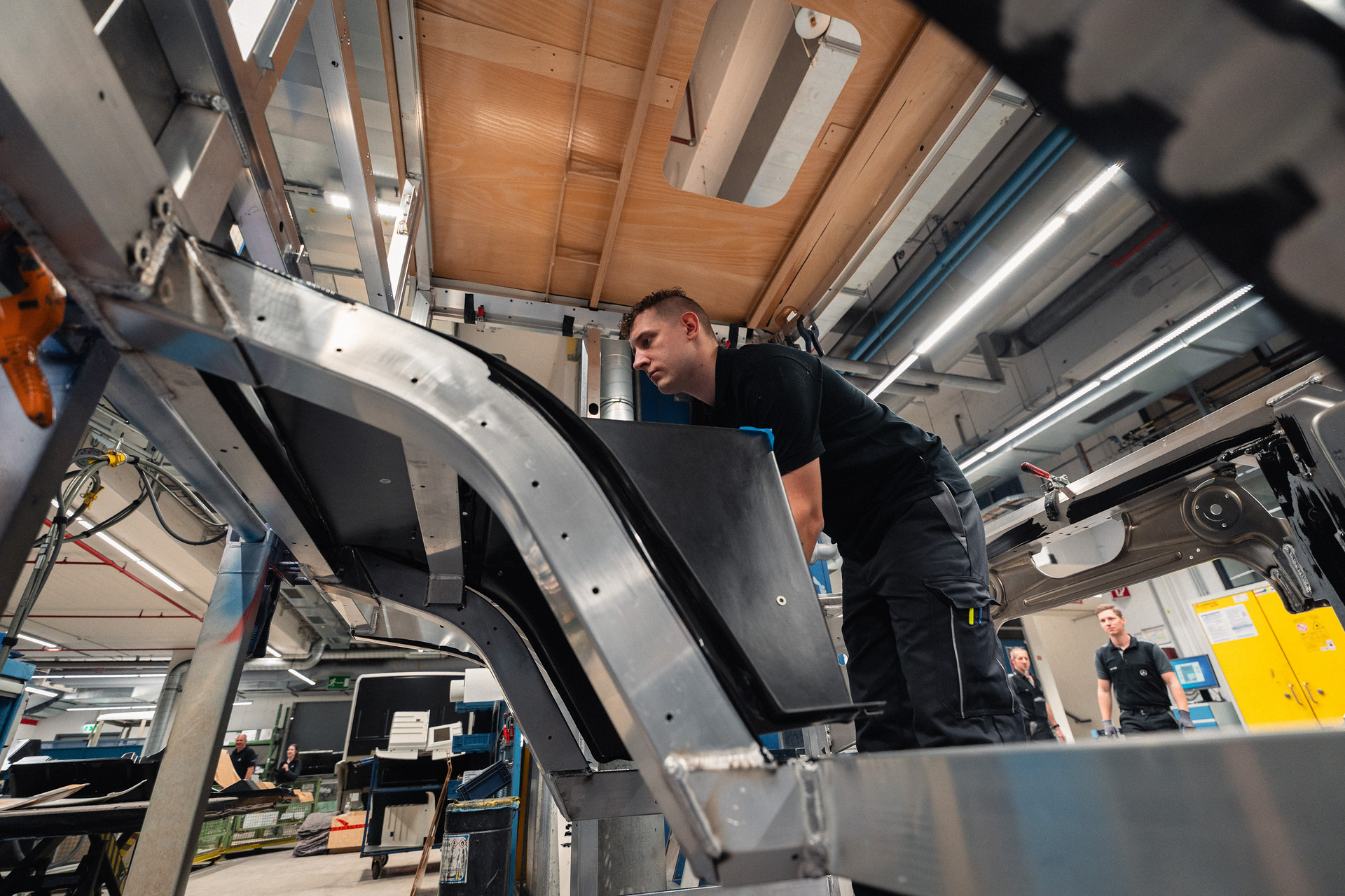 Zweispurig zur Kreislaufwirtschaft: Mercedes-Benz Trucks zeigt den reECONIC – ein batterieelektrisches Fahrzeug mit recycelten Materialien