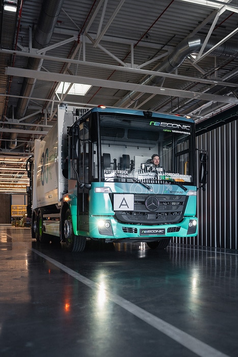 Zweispurig zur Kreislaufwirtschaft: Mercedes-Benz Trucks zeigt den reECONIC – ein batterieelektrisches Fahrzeug mit recycelten Materialien
