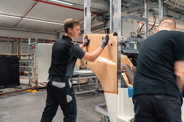 Zweispurig zur Kreislaufwirtschaft: Mercedes-Benz Trucks zeigt den reECONIC – ein batterieelektrisches Fahrzeug mit recycelten Materialien