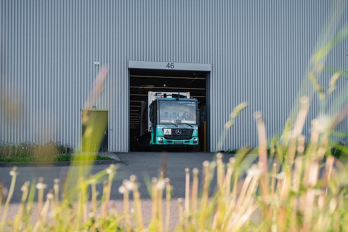 Zweispurig zur Kreislaufwirtschaft: Mercedes-Benz Trucks zeigt den reECONIC – ein batterieelektrisches Fahrzeug mit recycelten Materialien