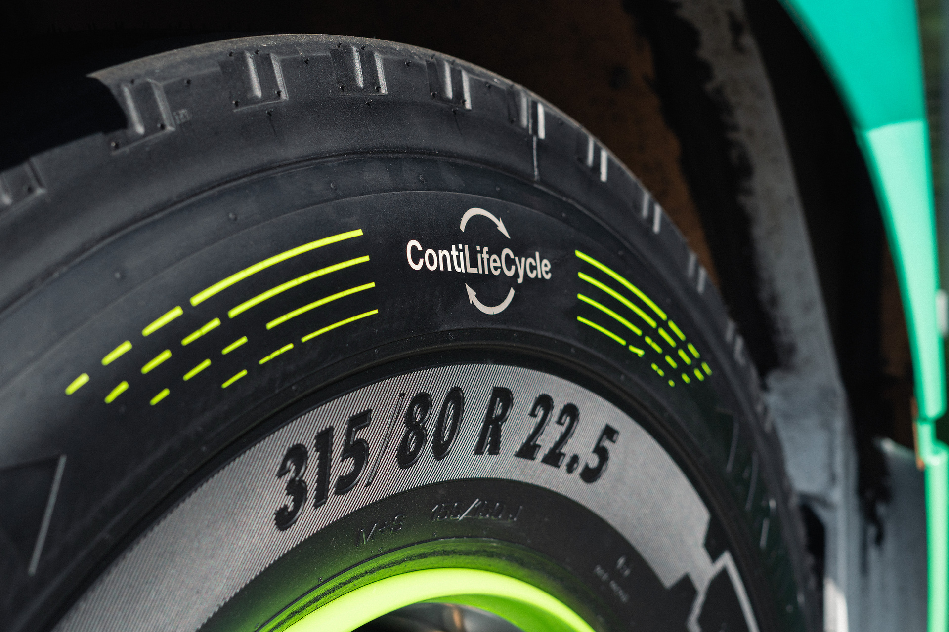 Zweispurig zur Kreislaufwirtschaft: Mercedes-Benz Trucks zeigt den reECONIC – ein batterieelektrisches Fahrzeug mit recycelten Materialien