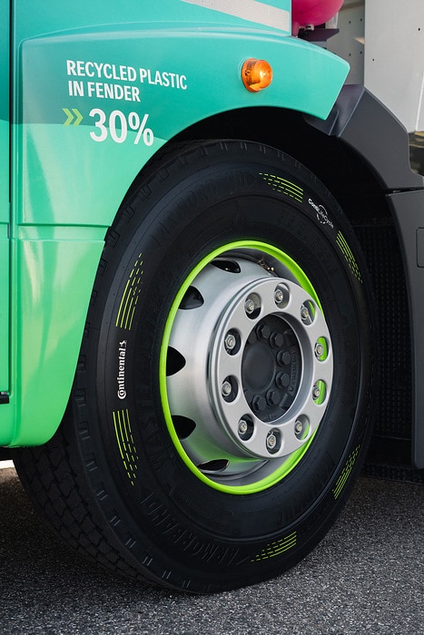 Zweispurig zur Kreislaufwirtschaft: Mercedes-Benz Trucks zeigt den reECONIC – ein batterieelektrisches Fahrzeug mit recycelten Materialien