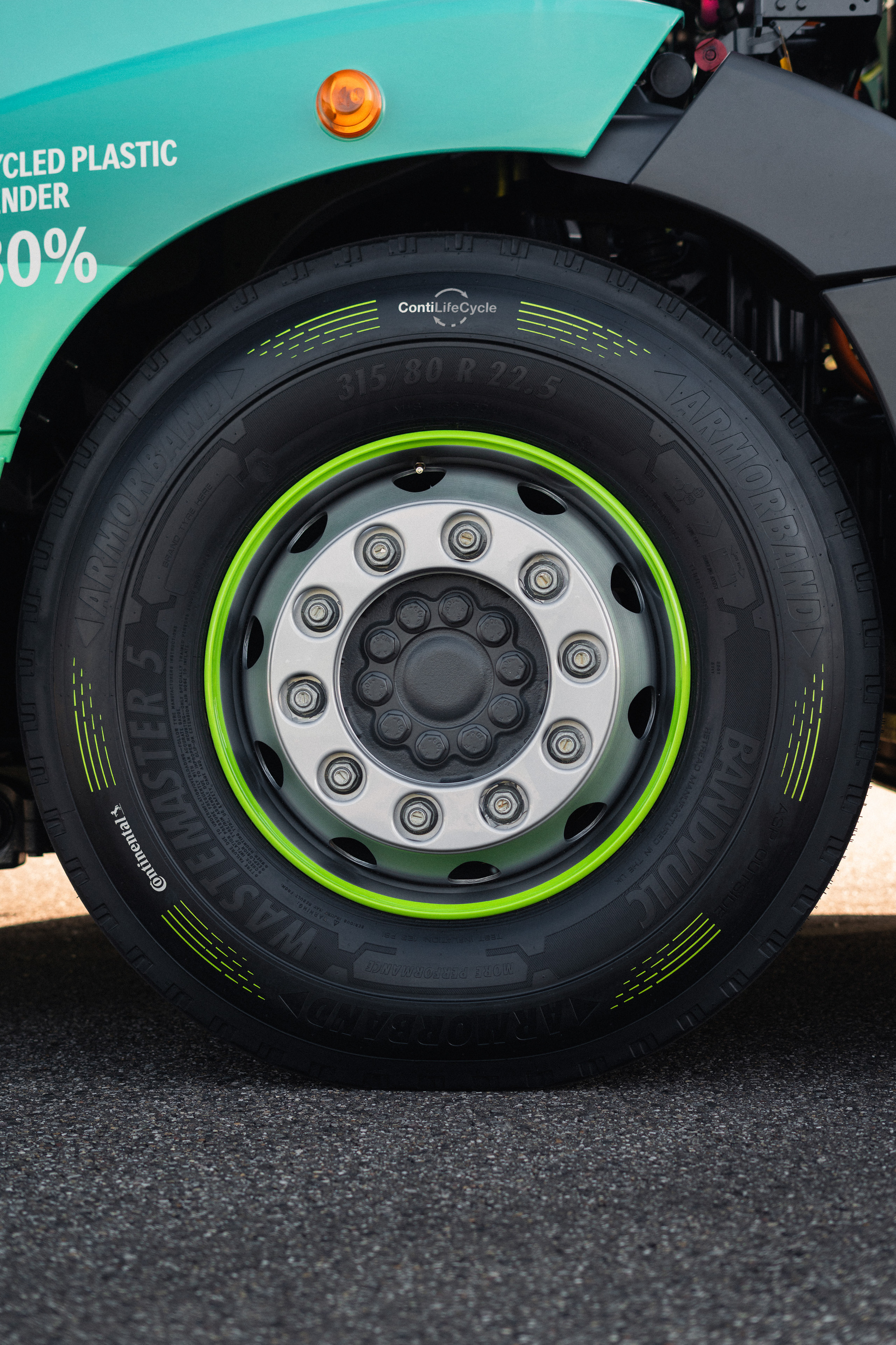 Zweispurig zur Kreislaufwirtschaft: Mercedes-Benz Trucks zeigt den reECONIC – ein batterieelektrisches Fahrzeug mit recycelten Materialien