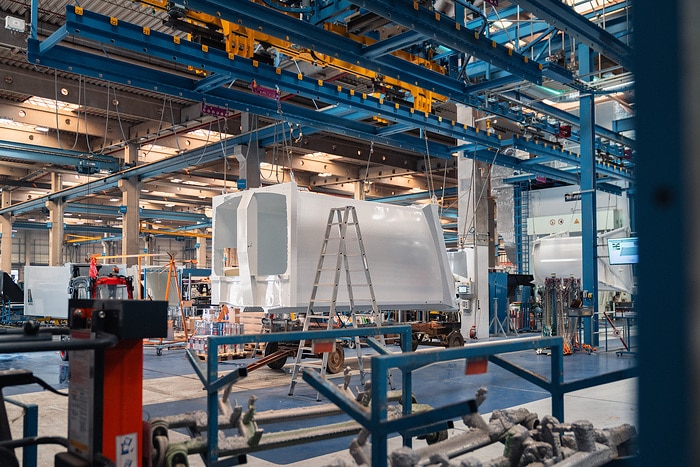 Zweispurig zur Kreislaufwirtschaft: Mercedes-Benz Trucks zeigt den reECONIC – ein batterieelektrisches Fahrzeug mit recycelten Materialien