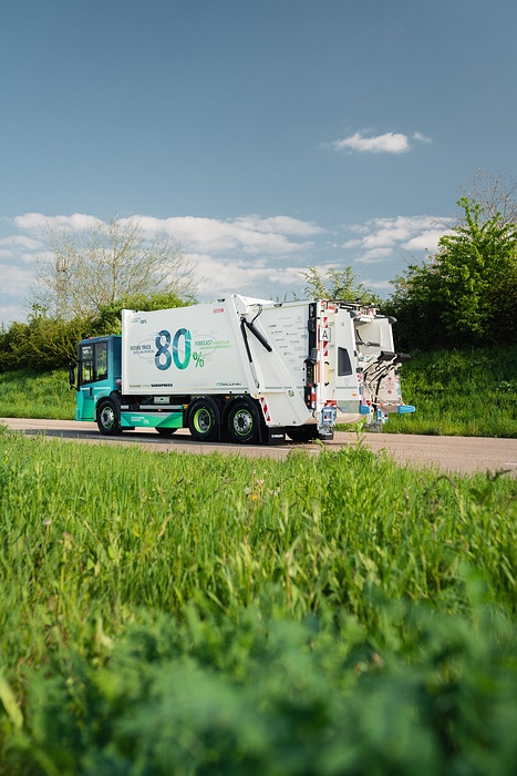 Zweispurig zur Kreislaufwirtschaft: Mercedes-Benz Trucks zeigt den reECONIC – ein batterieelektrisches Fahrzeug mit recycelten Materialien