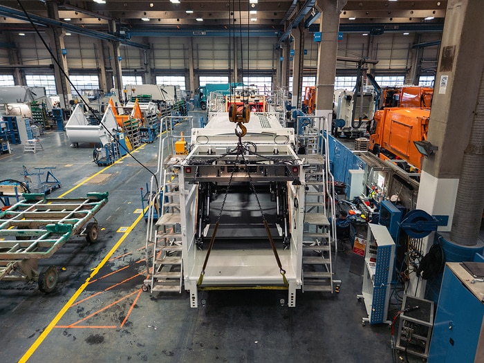 Zweispurig zur Kreislaufwirtschaft: Mercedes-Benz Trucks zeigt den reECONIC – ein batterieelektrisches Fahrzeug mit recycelten Materialien