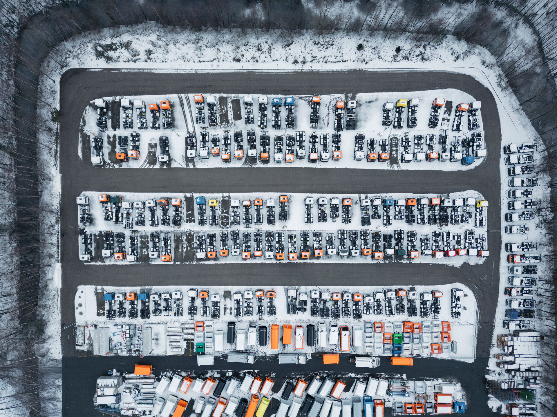 Zweispurig zur Kreislaufwirtschaft: Mercedes-Benz Trucks zeigt den reECONIC – ein batterieelektrisches Fahrzeug mit recycelten Materialien