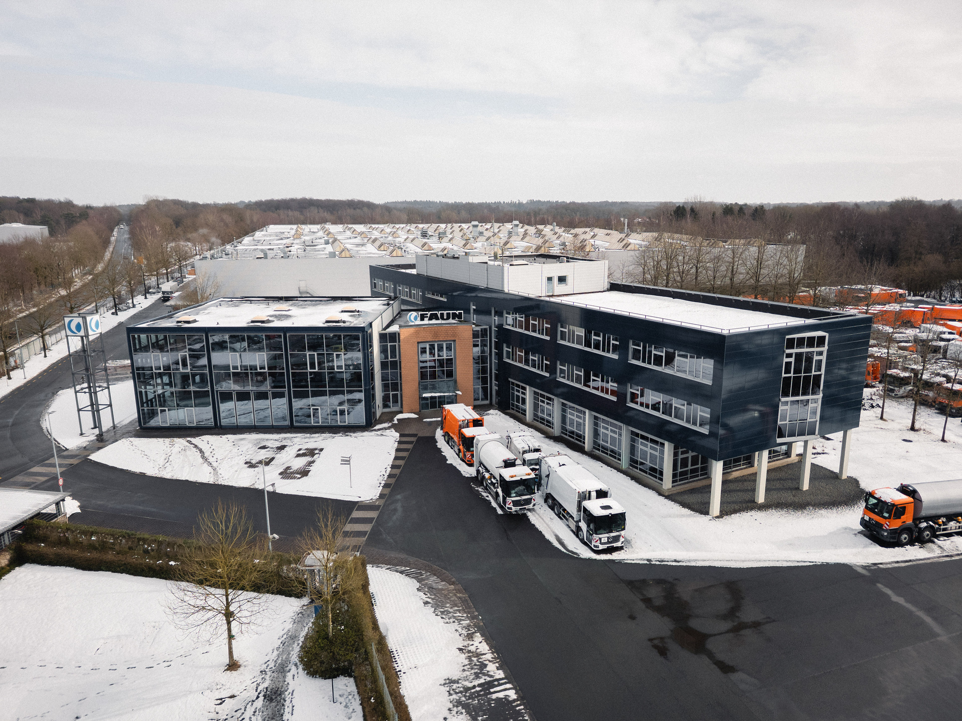 Zweispurig zur Kreislaufwirtschaft: Mercedes-Benz Trucks zeigt den reECONIC – ein batterieelektrisches Fahrzeug mit recycelten Materialien