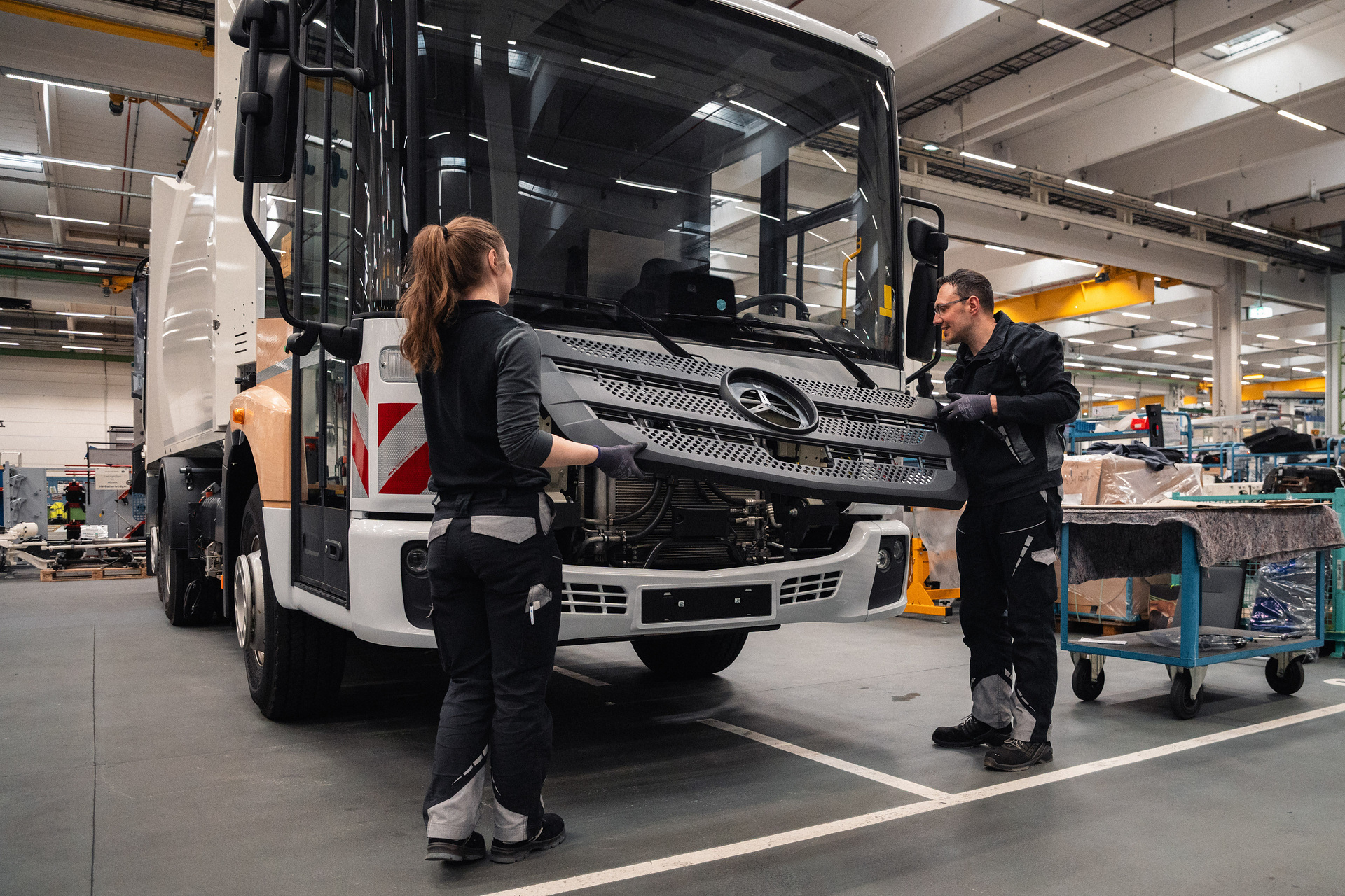 Zweispurig zur Kreislaufwirtschaft: Mercedes-Benz Trucks zeigt den reECONIC – ein batterieelektrisches Fahrzeug mit recycelten Materialien