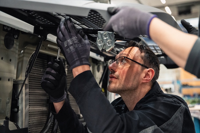 Zweispurig zur Kreislaufwirtschaft: Mercedes-Benz Trucks zeigt den reECONIC – ein batterieelektrisches Fahrzeug mit recycelten Materialien