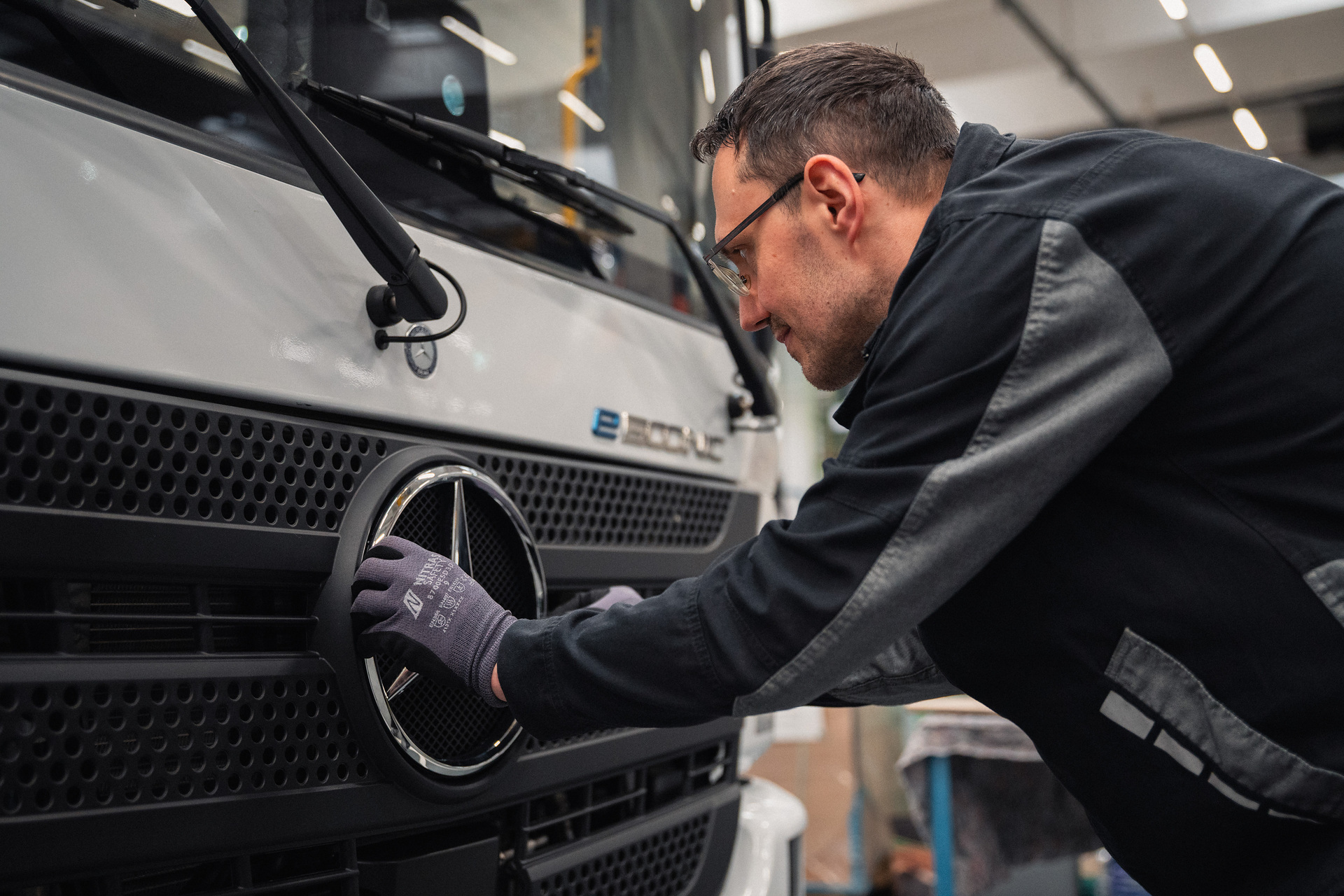 Zweispurig zur Kreislaufwirtschaft: Mercedes-Benz Trucks zeigt den reECONIC – ein batterieelektrisches Fahrzeug mit recycelten Materialien