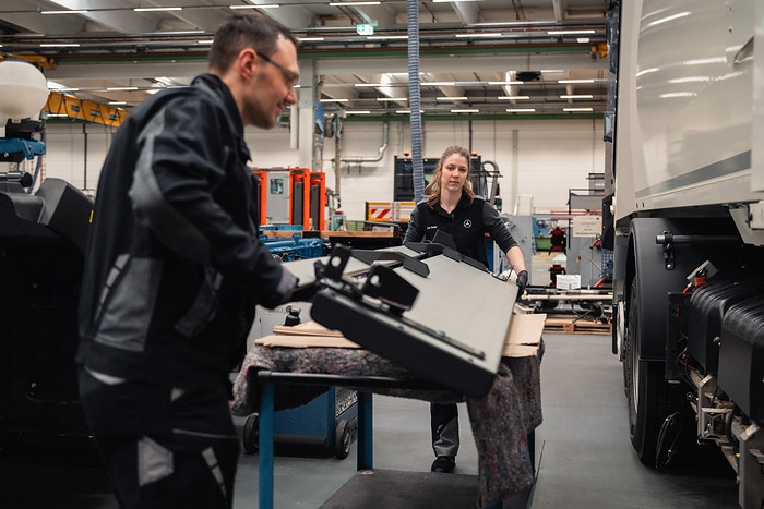 Zweispurig zur Kreislaufwirtschaft: Mercedes-Benz Trucks zeigt den reECONIC – ein batterieelektrisches Fahrzeug mit recycelten Materialien