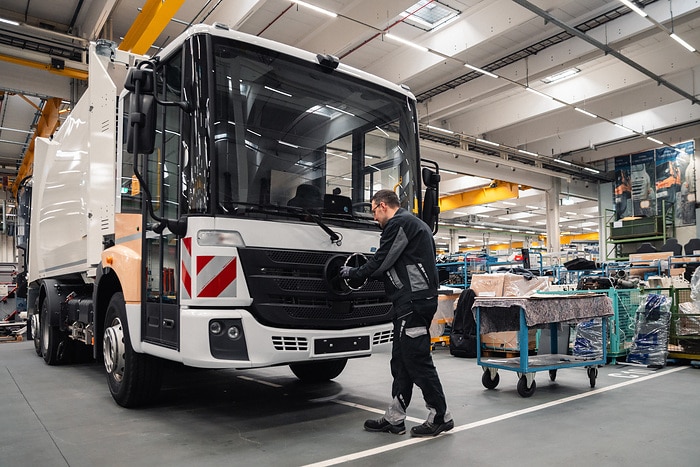 Zweispurig zur Kreislaufwirtschaft: Mercedes-Benz Trucks zeigt den reECONIC – ein batterieelektrisches Fahrzeug mit recycelten Materialien
