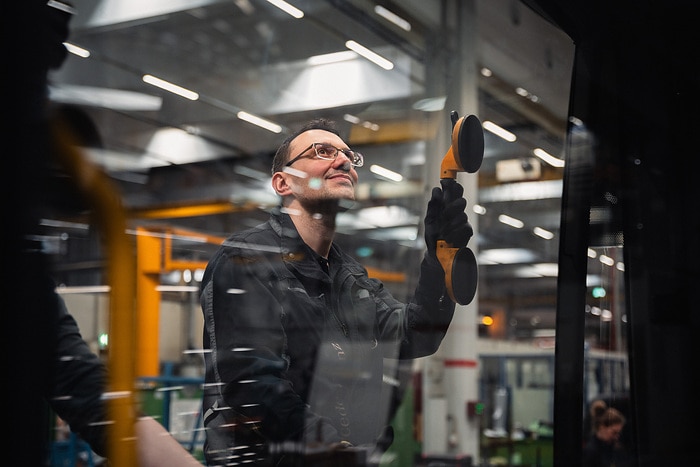 Zweispurig zur Kreislaufwirtschaft: Mercedes-Benz Trucks zeigt den reECONIC – ein batterieelektrisches Fahrzeug mit recycelten Materialien
