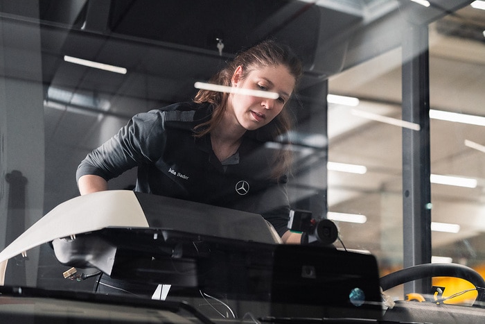 Zweispurig zur Kreislaufwirtschaft: Mercedes-Benz Trucks zeigt den reECONIC – ein batterieelektrisches Fahrzeug mit recycelten Materialien