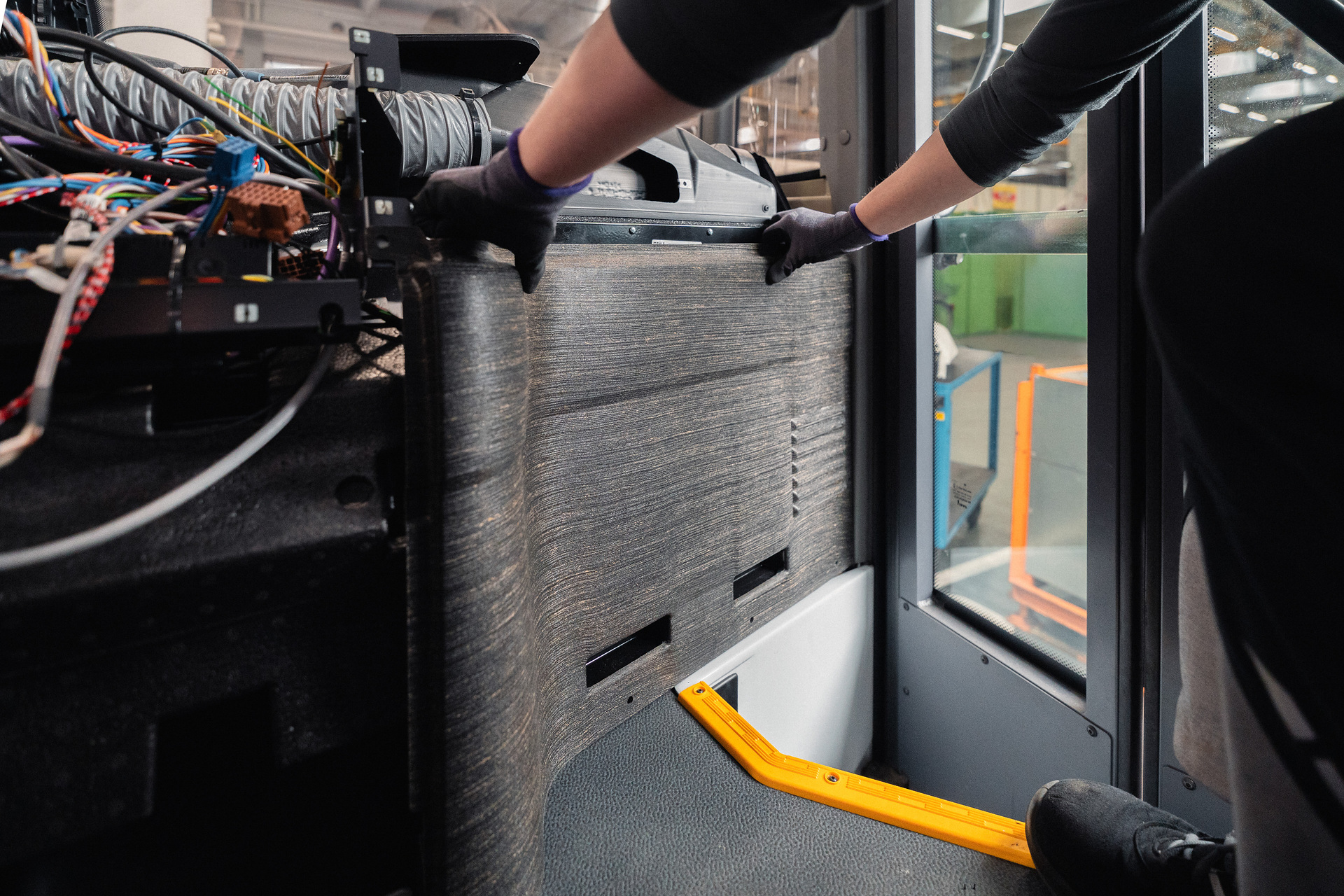 Zweispurig zur Kreislaufwirtschaft: Mercedes-Benz Trucks zeigt den reECONIC – ein batterieelektrisches Fahrzeug mit recycelten Materialien