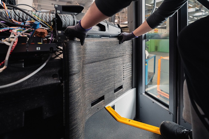 Zweispurig zur Kreislaufwirtschaft: Mercedes-Benz Trucks zeigt den reECONIC – ein batterieelektrisches Fahrzeug mit recycelten Materialien