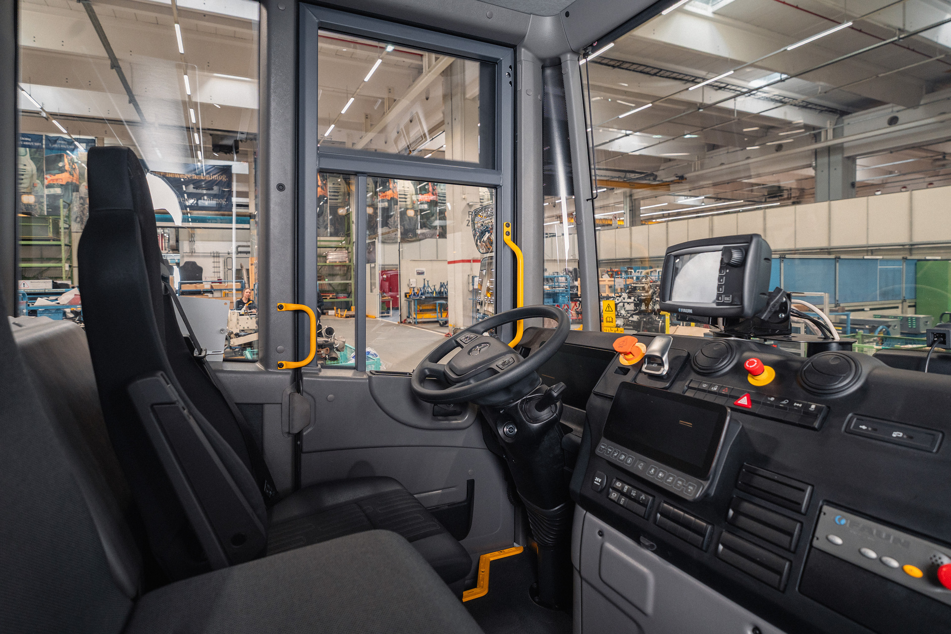 Zweispurig zur Kreislaufwirtschaft: Mercedes-Benz Trucks zeigt den reECONIC – ein batterieelektrisches Fahrzeug mit recycelten Materialien