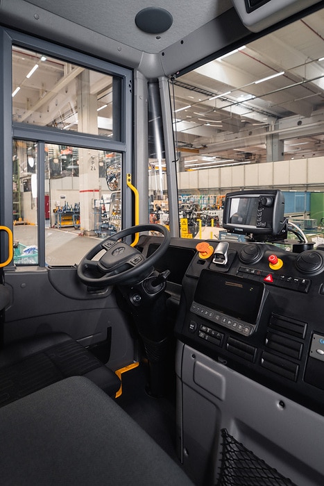 Zweispurig zur Kreislaufwirtschaft: Mercedes-Benz Trucks zeigt den reECONIC – ein batterieelektrisches Fahrzeug mit recycelten Materialien