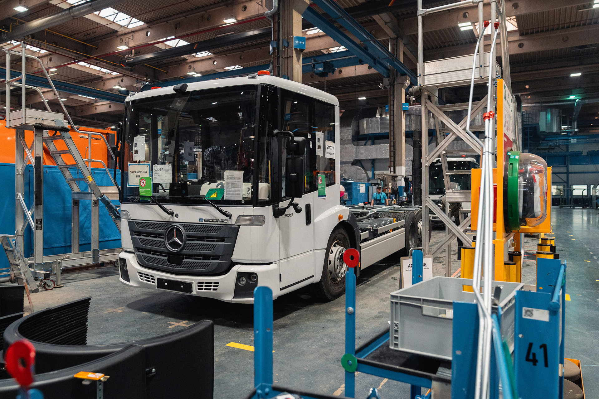 Zweispurig zur Kreislaufwirtschaft: Mercedes-Benz Trucks zeigt den reECONIC – ein batterieelektrisches Fahrzeug mit recycelten Materialien
