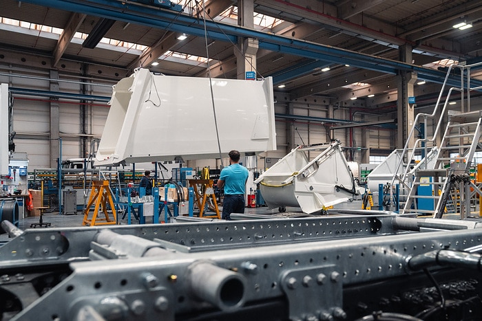 Zweispurig zur Kreislaufwirtschaft: Mercedes-Benz Trucks zeigt den reECONIC – ein batterieelektrisches Fahrzeug mit recycelten Materialien