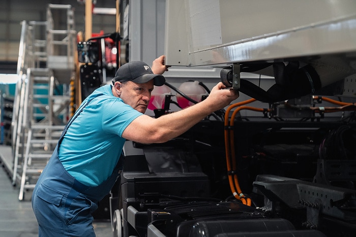 Zweispurig zur Kreislaufwirtschaft: Mercedes-Benz Trucks zeigt den reECONIC – ein batterieelektrisches Fahrzeug mit recycelten Materialien