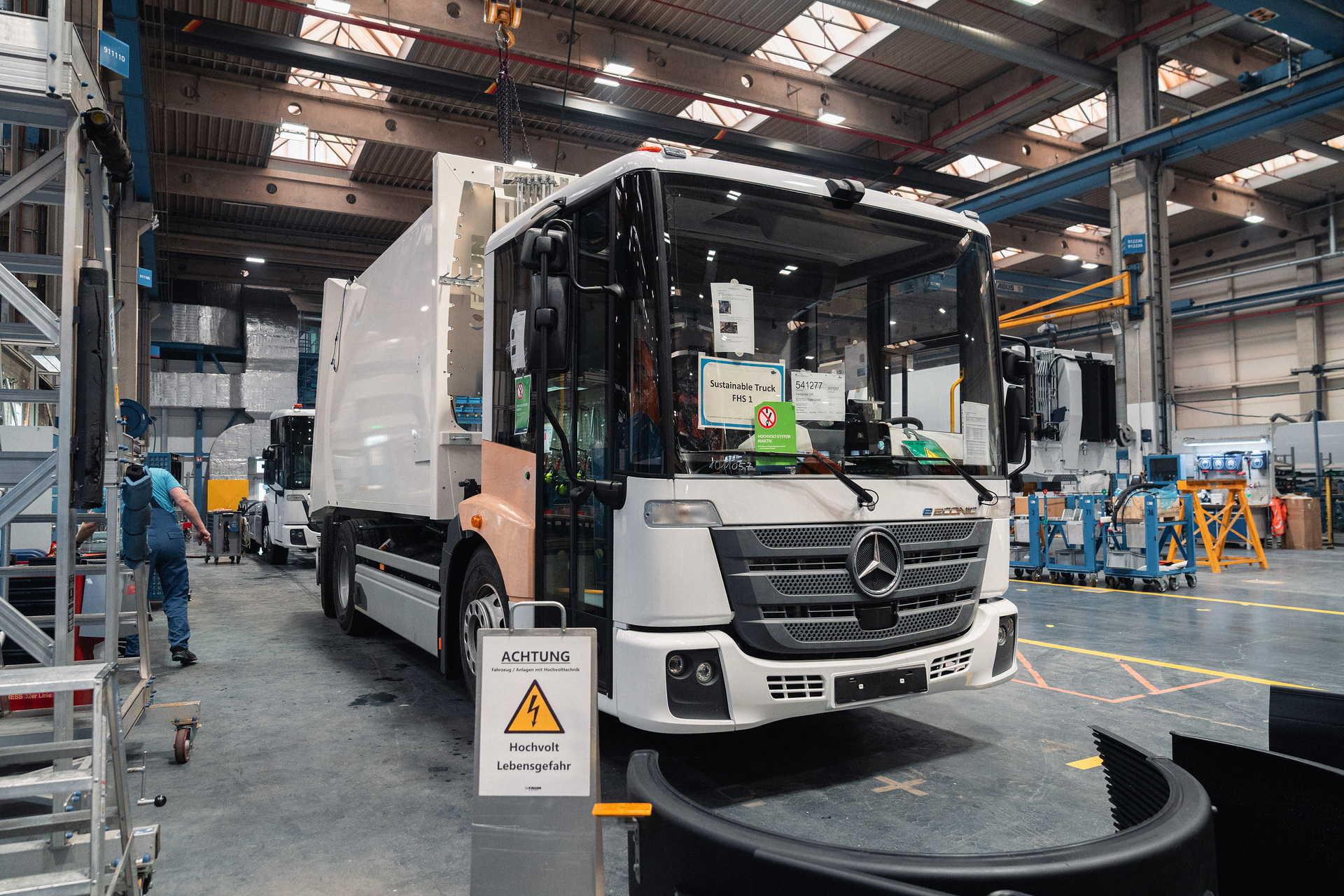 Zweispurig zur Kreislaufwirtschaft: Mercedes-Benz Trucks zeigt den reECONIC – ein batterieelektrisches Fahrzeug mit recycelten Materialien