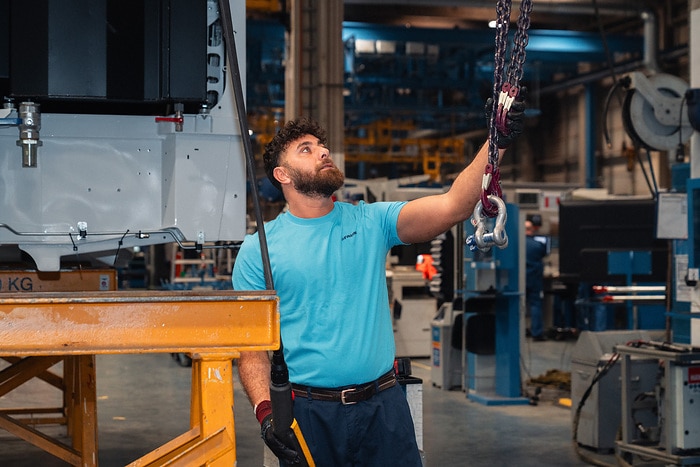Zweispurig zur Kreislaufwirtschaft: Mercedes-Benz Trucks zeigt den reECONIC – ein batterieelektrisches Fahrzeug mit recycelten Materialien
