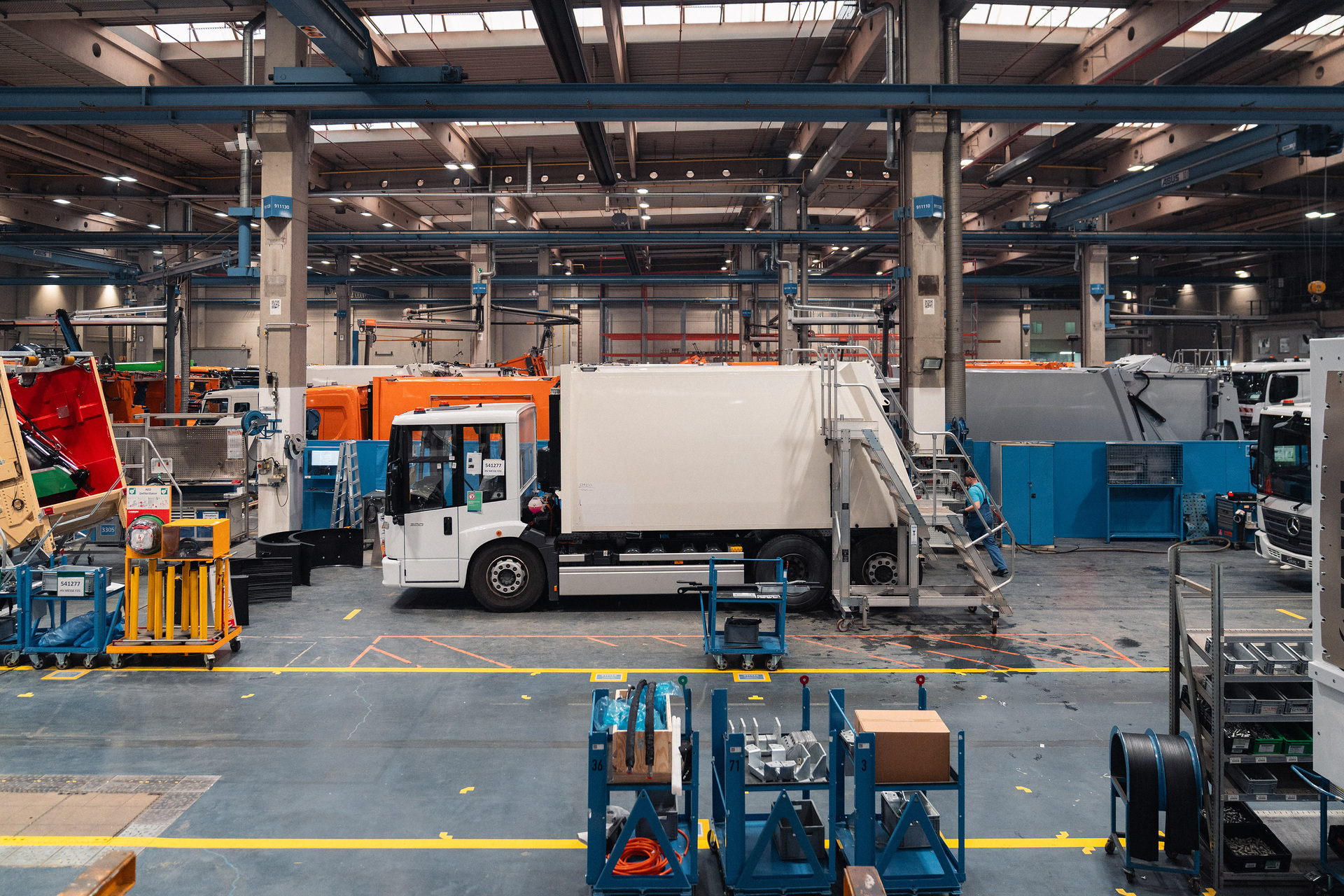 Zweispurig zur Kreislaufwirtschaft: Mercedes-Benz Trucks zeigt den reECONIC – ein batterieelektrisches Fahrzeug mit recycelten Materialien