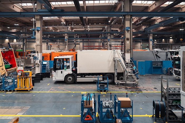 Zweispurig zur Kreislaufwirtschaft: Mercedes-Benz Trucks zeigt den reECONIC – ein batterieelektrisches Fahrzeug mit recycelten Materialien