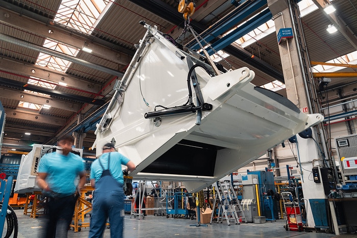 Zweispurig zur Kreislaufwirtschaft: Mercedes-Benz Trucks zeigt den reECONIC – ein batterieelektrisches Fahrzeug mit recycelten Materialien