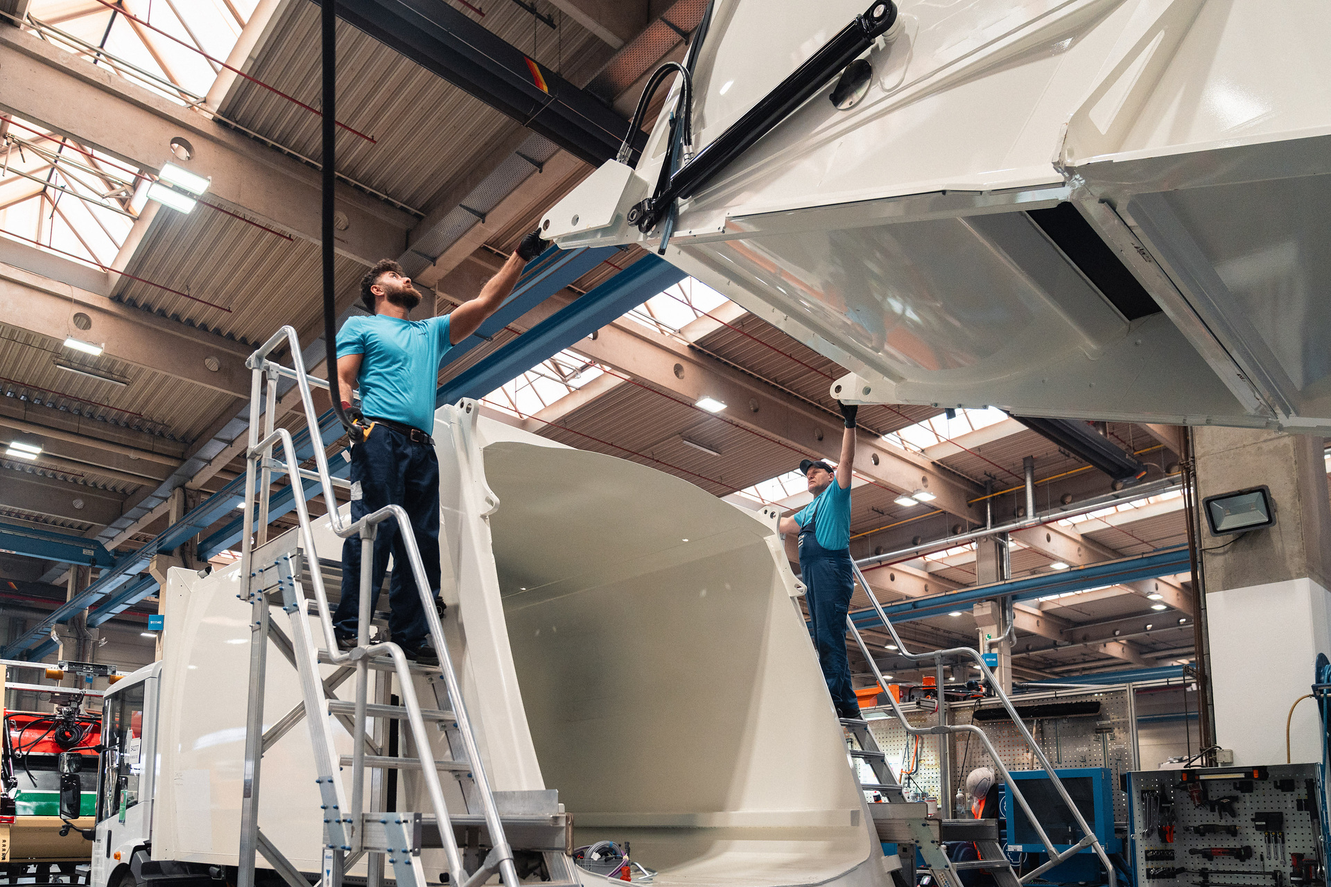 Zweispurig zur Kreislaufwirtschaft: Mercedes-Benz Trucks zeigt den reECONIC – ein batterieelektrisches Fahrzeug mit recycelten Materialien