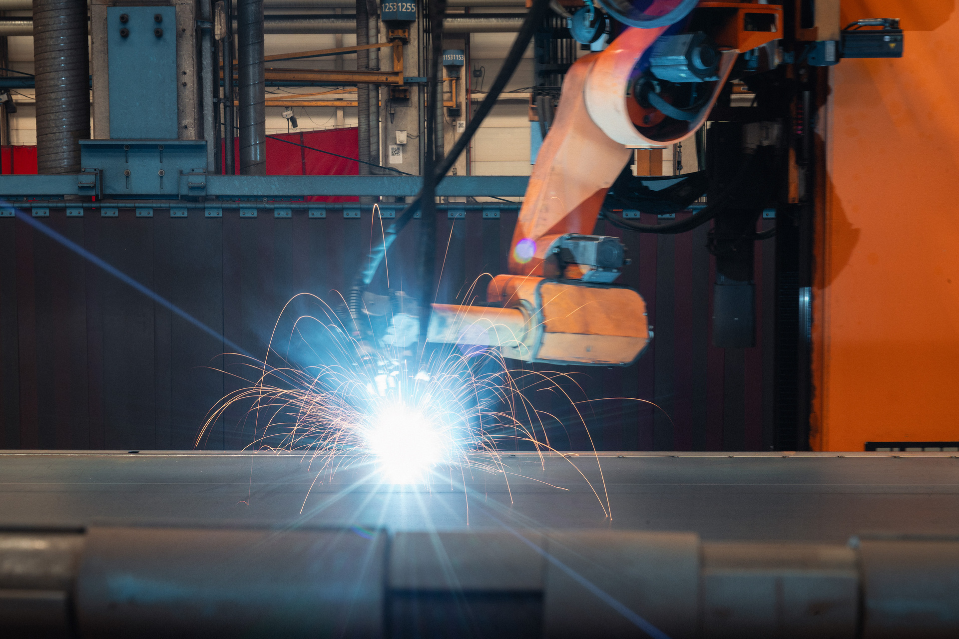 Zweispurig zur Kreislaufwirtschaft: Mercedes-Benz Trucks zeigt den reECONIC – ein batterieelektrisches Fahrzeug mit recycelten Materialien